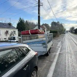 Accueil 7 - Le Joncour Espace Vert Vide maison en Vendée. Remorque chargée d'encombrants et matelas pour une prestation de débarras de maison par Le Joncour Espace Vert.