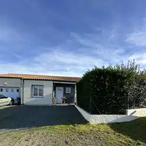 Accueil 6 - Le Joncour Espace Vert Aménagement paysager d'une entrée de maison avec arbustes taillés et allée propre par Le Joncour Espace Vert.